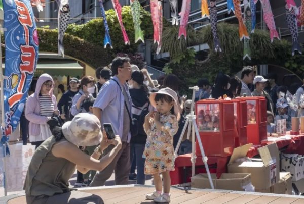 老虎配资 并非不想生！全球平均生育率大降背后，联合国报告这么说
